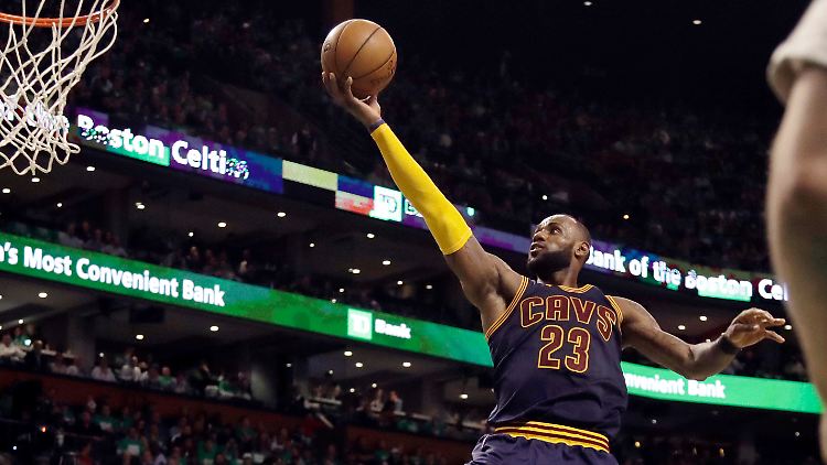 Wahnsinn: James erzielt 35 Zähler und überholt damit Basketball-Legende Michael Jordan als bester Scorer in den NBA-Playoffs.
