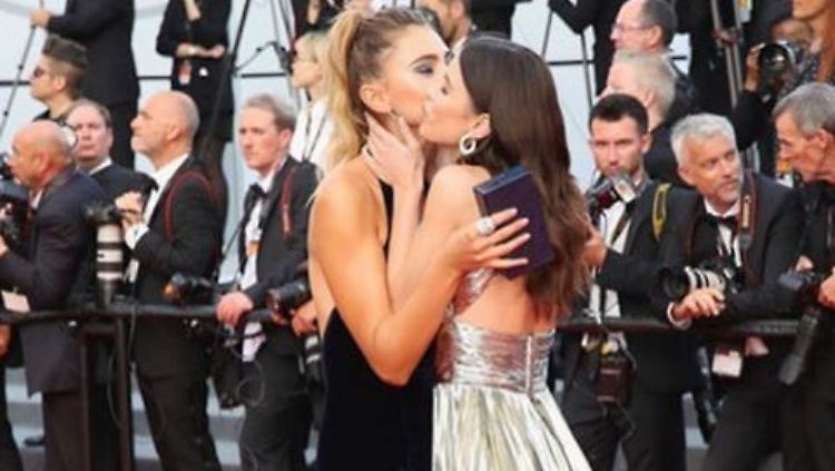 Stefanie Giesinger und Lena Meyer-Landrut betreten gemeinsam den roten Teppich in Cannes.
