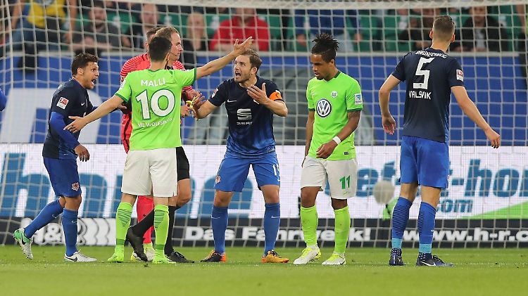 Fataler Pfiff: Sascha Stegemann entschied das Relegations-Hinspiel mit seinem Elfmeterpfiff.