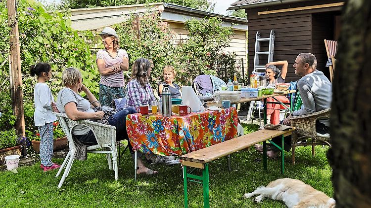 Gartenfete bei den Kölner "Komikern" Gabi, Winni und Simonetta: Gartenlust ist ansteckend.
