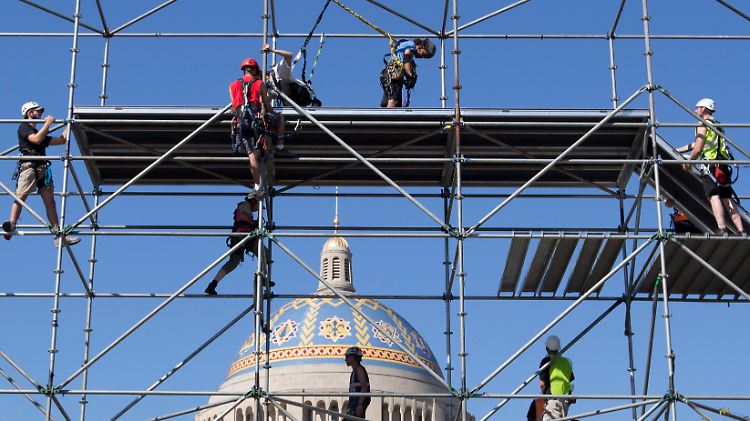 Männer arbeiten vor dem Nationalheiligtum Basilika der Unbefleckten Empfängnis in Washington D.C. (Archivbild).