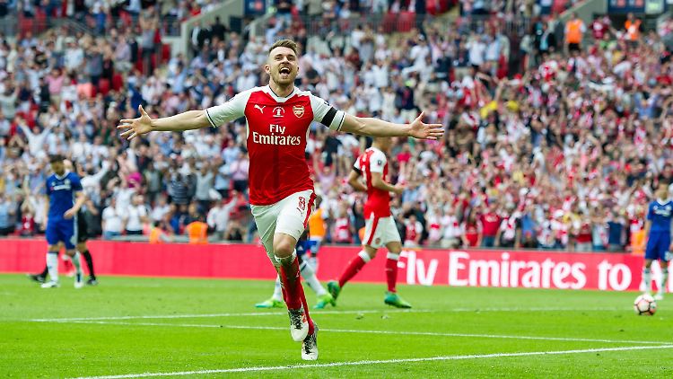 Aaron Ramsey erzielte Arsenals Siegtreffer, nachdem sich Chelsea in Unterzahl zum Ausgleich gekämpft hatte.