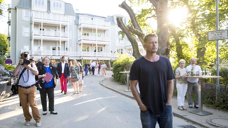Til Schweiger vor seinem ersten Hotel: Es trägt den passenden Namen "Barefoot".