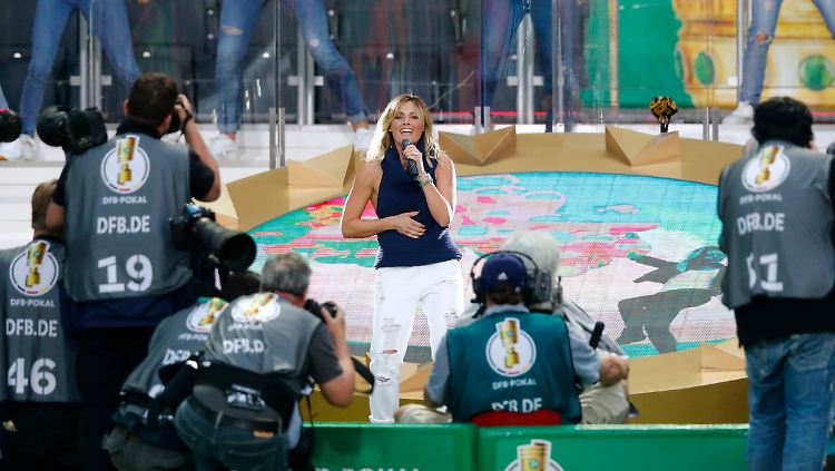  Helene Fischer - von vielen Kameras beobachtet, aber nicht freundlich empfangen.