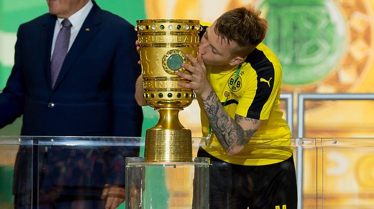 Ein verliebter Kuss für die erste Trophäe - Marco Reus ist jetzt DFB-Pokalsieger.
