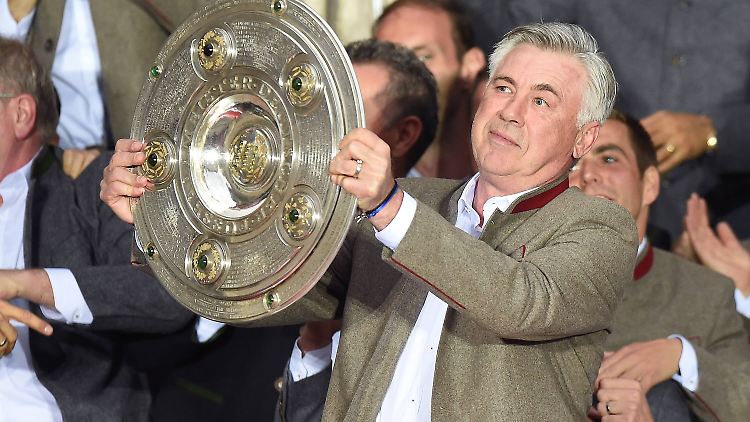 Meistertrainer Carlo Ancelotti muss in seinem zweiten Jahr Titel liefern - im Plural.