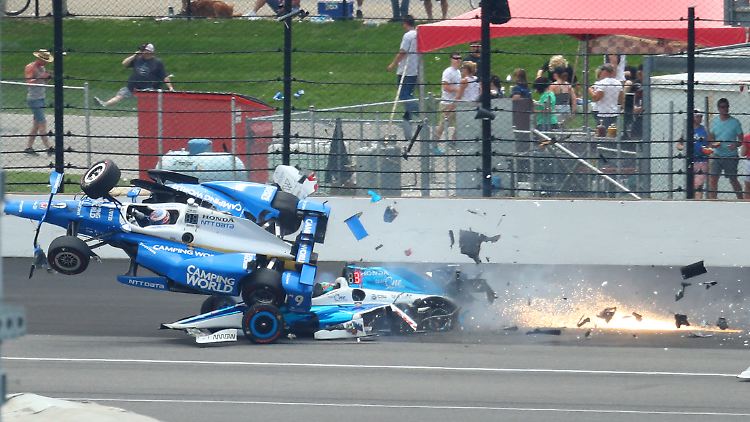 Der Bolide von Scott Dixon hob durch die Kollision ab.