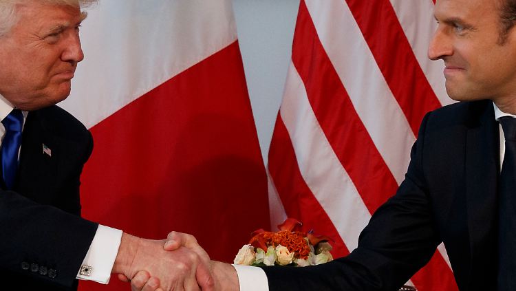 Wer drückt fester? Frankreichs Präsident Emmanuel Macron hat sich bei Donald Trump sehr bemüht.
