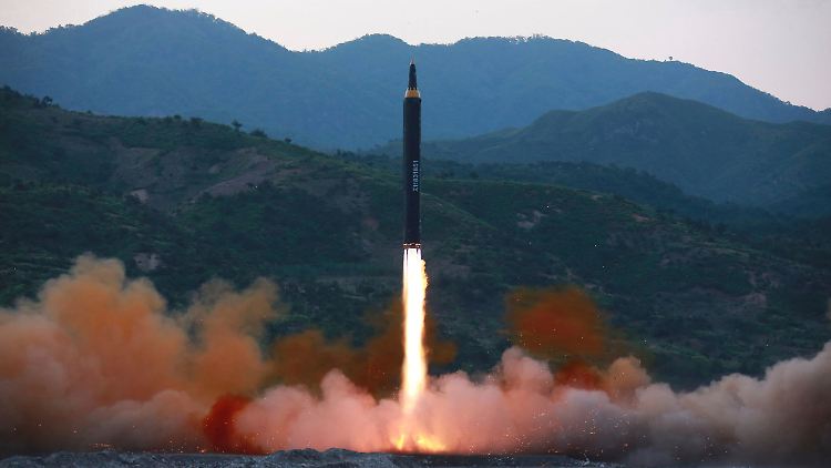 Dieses Foto zeigt den Abschuss einer noch größeren Hwasong-12-Rakete vor zwei Wochen.