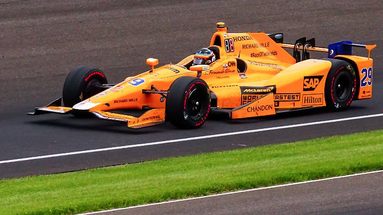 Fernando Alonso gab ein starkes Debüt beim Indy 500 - auch wenn er kurz vor Rennende mit Motorproblemen ausschied.