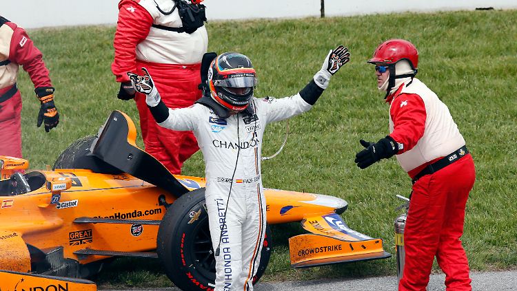 Auch beim Indy 500 muss Alonso seinen Boliden wegen Motorschaden abstellen.