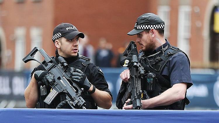 Trotz der um eine Stufe heruntergesetzten Terrorwarnstufe ist die Polizeipräsenz in Manchester nach wie vor groß. 