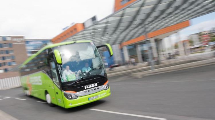 Fernbusse punkten bei den Reisenden mit niedrigeren Ticketpreisen im Vergleich zur Bahn.