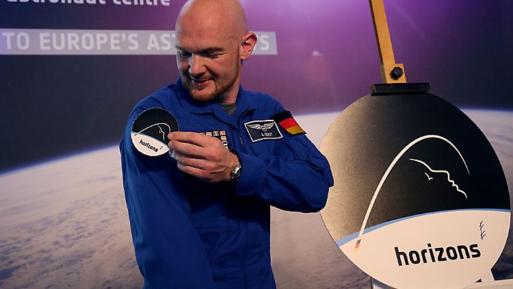 Jetzt ist es offiziell, jetzt kann er es tragen: Alexander Gerst heftet sich das Logo seiner ISS-Mission 2018 an den Ärmel.