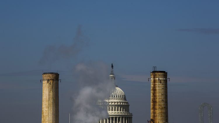Das Capitol in Washington D.C. im Rauch aus dem kohlebetriebenen Capitol-Kraftwerk.