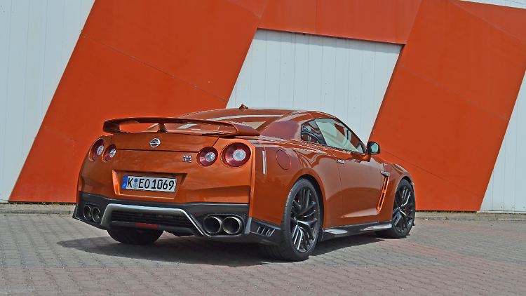 Das eigenwillige Heck des Nissan GT-R hat etwas, was nur noch wenige haben: riesige Endrohre.