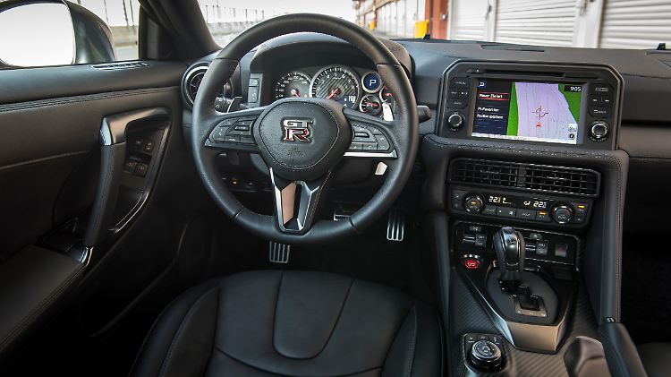 Nicht besonders stylisch, aber durchaus funktional: das Cockpit des Nissan GT-R mit den drei "Zaubertasten".