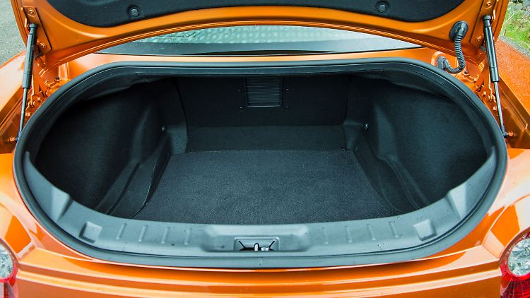 Tief wie der Marianengraben ist der Kofferraum des Nissan GT-R für den, der ihn be- und entladen muss.