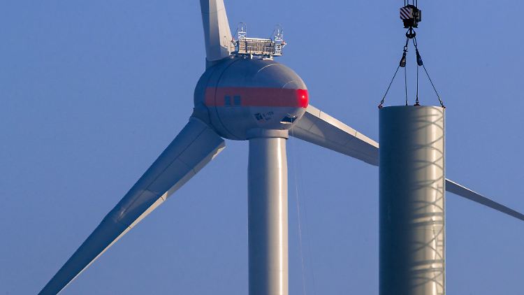 Noch wird hier aufgebaut: ein Windrad bei Tribsees in Mecklenburg-Vorpommern.  