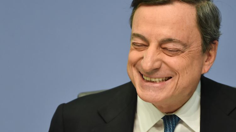 Die Risiken schwinden, die Wirtschaft in der Eurozone wächst - Draghi will jedoch geldpolitisch nichts überstürzen.