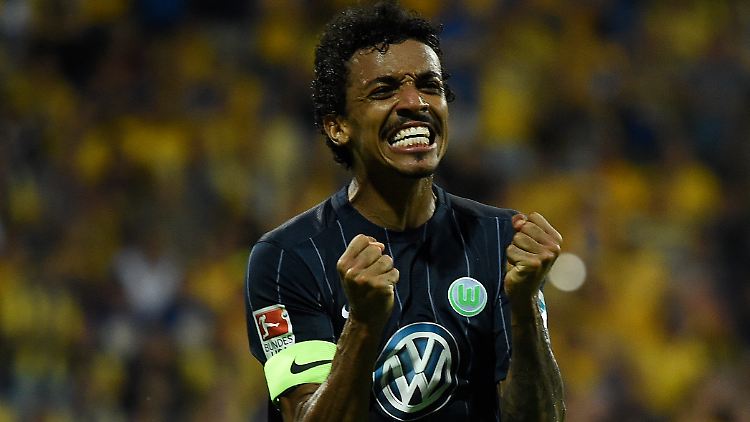 Entzückt: Wolfsburgs Kapitän Luiz Gustavo.