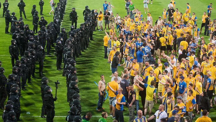 Platzsturm der Braunschweiger Fans: Er geht glimpflich aus.