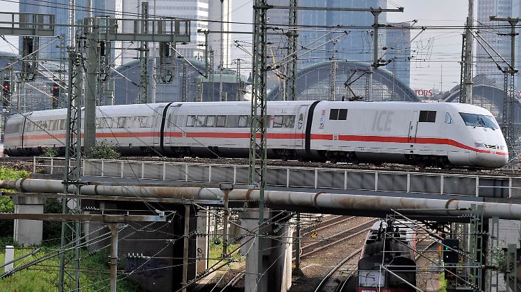 Im mehr Menschen nutzen die Bahn.