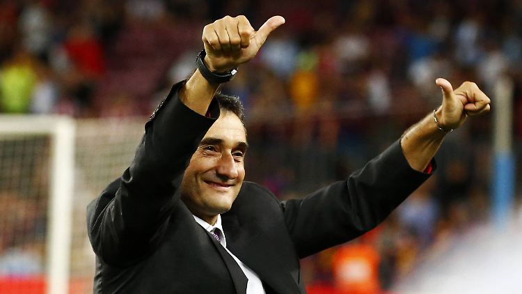 Daumen hoch für den FC Barcelona: Neu-Coach Ernesto Valverde.