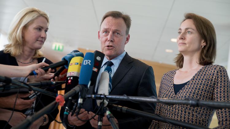 Noch-Familienministerin Schwesig mit SPD-Bundestagsfraktionschef Oppermann und Noch-Generalsekretärin Barley bei der Vorstellung des SPD-Wahlprogramms.