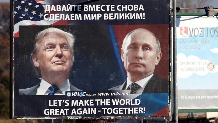 Trump und Putin werden auf einem Plakat in Montenegro aufgefordert, die Welt wieder groß zu machen - gemeinsam.