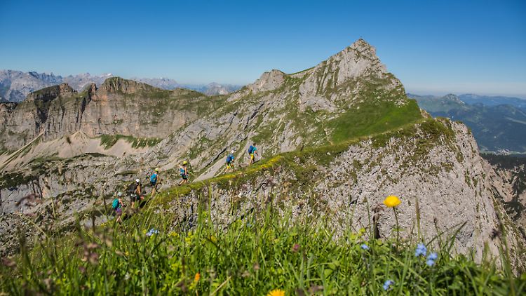 Der Achensee mit seinem umliegenden Bergen ist ein gutes Ziel für Wanderer. Wer mehr sucht, kann sich im Gleitschirmfliegen versuchen.