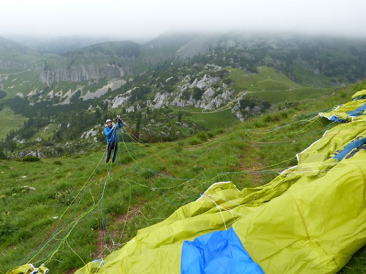 Der Abflug mit dem Gleitschirm ist wegen der Wetterbedingungen gar nicht so leicht. Mike Küng versucht, eine geeignete Position zu finden.