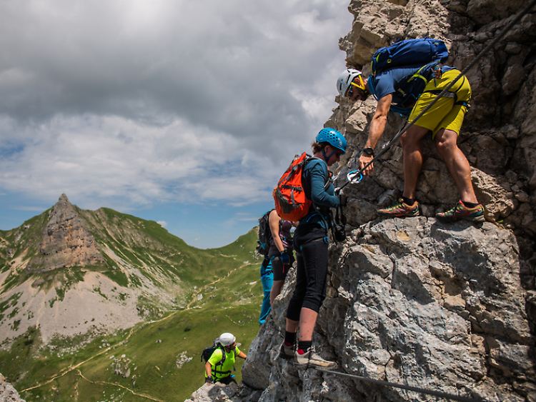 Erst klettern, dann fliegen: Das "Hike & Fly" am Achensee ist ein Angebot für Aktivurlauber - im wahrsten Sinne des Wortes.