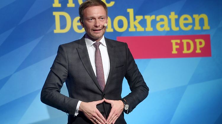 Er übt schon einmal die Merkel-Raute: Lindner beim politischen Aschermittwoch.