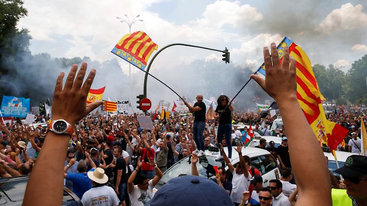 Mehrere Tausend Taxifahrer in Madrid protestieren in der Nähe des Parlaments.