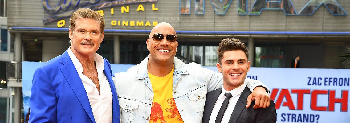 So so, David Hasselhoff (l.) trägt nun also Schnurrbart. Dwayne Johnson (M.) und Zac Efron finden's anscheinend super.