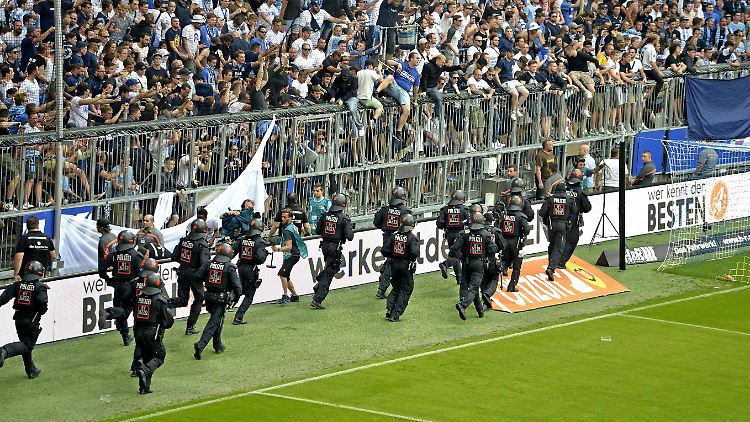 Beim Relegationsspiel zwischen 1860 München und Jahn Regensburg gab es heftige Ausschreitungen.