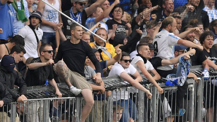 Stangen und Sitzschalen flogen aus dem Münchner Block, die Polizei marschierte auf.