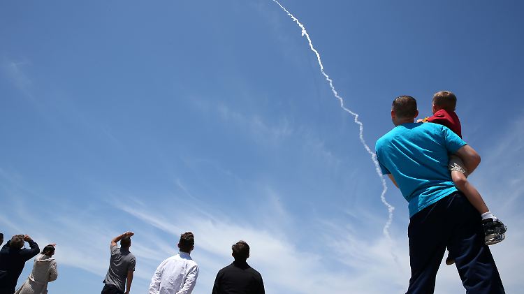 Schaulustige beim Test der Raketenabwehr