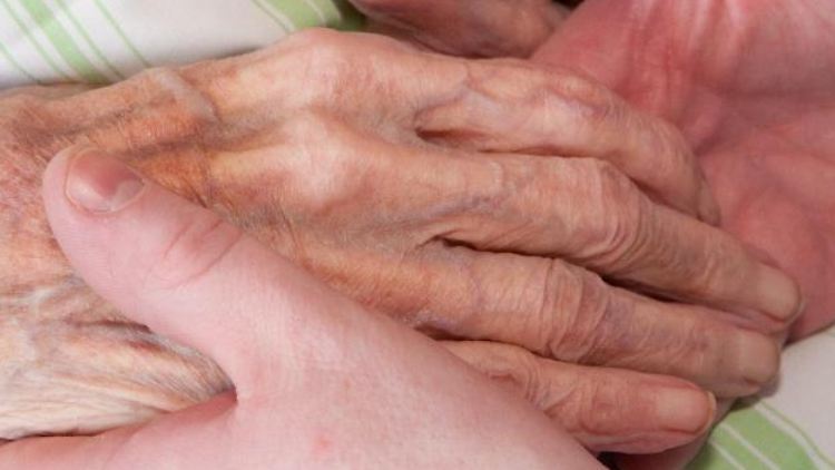 Ist ein Angehöriger für längere Zeit pflegebedürftig, können Beschäftigte ihre Arbeitszeit bis zu 24 Monate reduzieren, müssen aber mindestens 15 Stunden pro Woche weiter arbeiten.