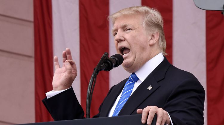 Berichten zufolge soll es im Weißen Haus Pläne gegeben haben, Trump Fachleute für seine Tweets an die Seite zu stellen - offenbar wieder einmal "Fake News". 