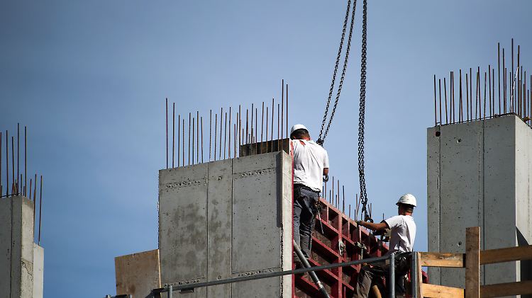 Baustelle: Zwei Jahre nach Einführung des Mindestlohns hapert es noch immer an dessen Durchsetzung.