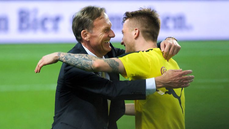 "Ich halte es für falsch, dass wir heute Abend spielen": Marco Reus, hier mit Hans-Joachim Watzke.