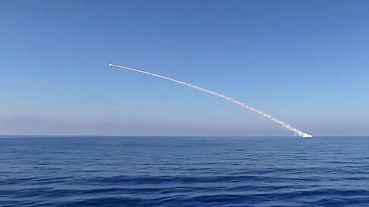 Raketenstart im Mittelmeer. Vom U-Boot "Krasnodar" startet ein Marschflugkörper in Richtung Syrien. 