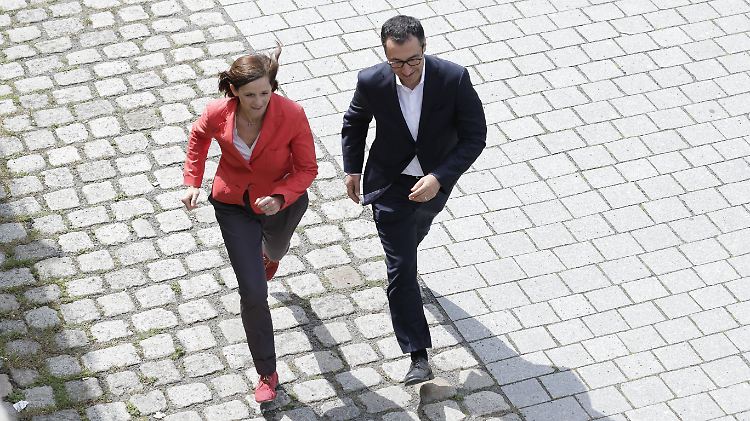 Verbindlicher Marsch zur Bundespressekonferenz: Die Grünen Spitzenkandidaten Katrin Göring-Eckardt und Cem Özdemir.