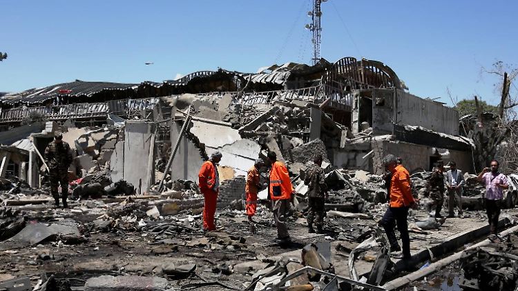 Der Sprengsatz explodierte an einer belebten Straße mit Botschaften, Ministerien und Unternehmen in der Nähe.