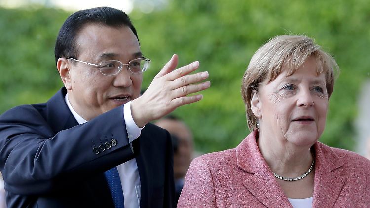 Kanzlerin Merkel empfängt Chinas Premier Li Keqiang in Berlin - danach fahren sie zum EU-China-Gipfel.