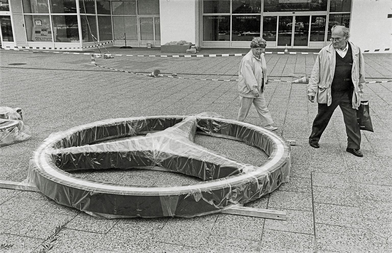 Berlin in den Neunzigern: Die Mauer ist gefallen, die Stadt hat ihren Inselstatus verloren, alte Strukturen lösen sich auf, Freiräume entstehen. Der Band "Berlin Heartbeats" zeigt spannende Bilder aus der Zeit und lässt Künstler und Clubbetreiber erzählen. Hier einige der Fotos aus dem Band: Am Alexanderplatz, 1993. 