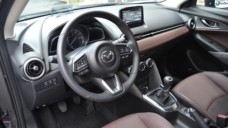 Neue Lenkradtasten und ein Head-up-Display mit Farbdarstellungen zieren den Mazda CX-3.