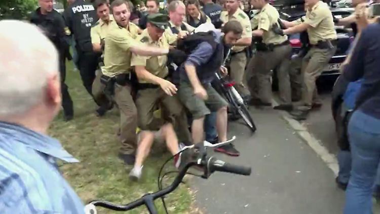 Bis zu 300 Schüler haben gegen die Abschiebung ihres Schulkameraden protestiert.